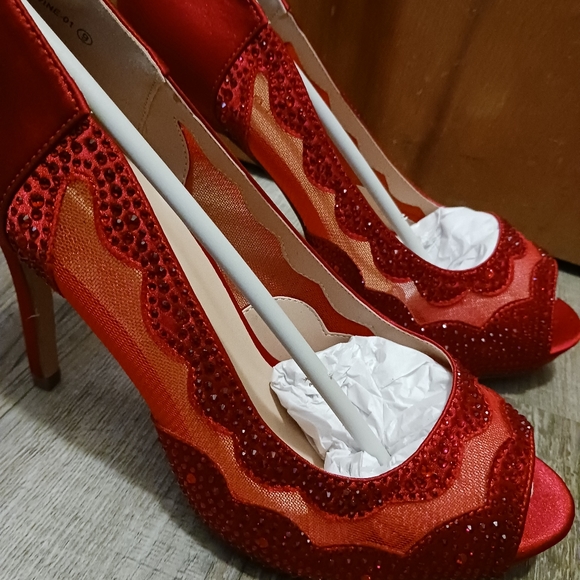 Like-New DREAM PAIRS Red Heels Sz 9 - Picture 5 of 16